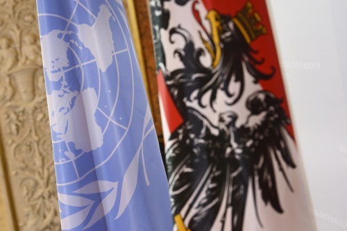 Flaggen von UNO und Österreich