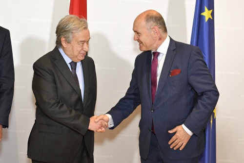 Fahnenfoto. Von links: UN-Generalsekretär António Guterres, Nationalratspräsident Wolfgang Sobotka (ÖVP)