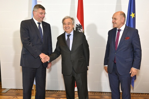 Von links: Nationalratsabgeordneter Jörg Leichtfried (SPÖ), UN-Generalsekretär António Guterres, Nationalratspräsident Wolfgang Sobotka (ÖVP).Eintrag ins Gästebuch, von links:
