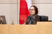 Am Präsidium Bundesratspräsidentin Christine Schwarz-Fuchs (ÖVP)