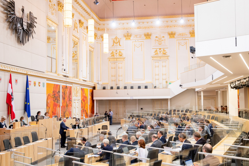 Bundesratsvizepräsident Günther Novak (SPÖ) am Rednerpult. Blick Richtung Sitzungsteilnehmer:innen