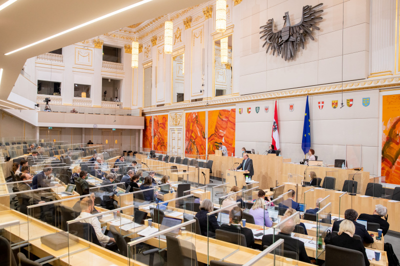 Bundesrat Michael Bernard (FPÖ) am Rednerpult. Blick Richtung Sitzungsteilnehmer:innen