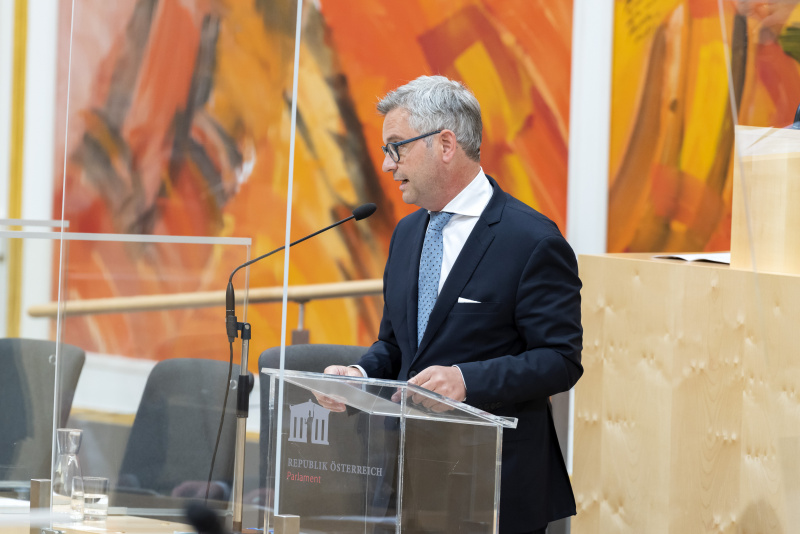Auf der Regierungsbank Finanzminister Magnus Brunner (ÖVP) bei der Beantwortung der Anfrage