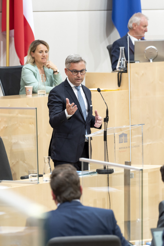 Auf der Regierungsbank Finanzminister Magnus Brunner (ÖVP) bei der Beantwortung der Anfrage