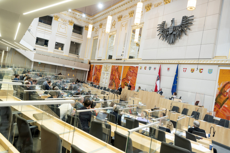 Auf der Regierungsbank Finanzminister Magnus Brunner (ÖVP) bei der Beantwortung der Anfrage