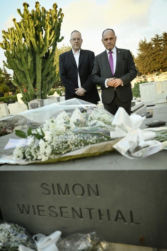 Besuch des Grabes von Simon Wiesenthal am Friedhof Herzliya..Von links: Enkel Simon Wiesenthals Joeri Kreisberg, Nationalratspräsident Wolfgang Sobotka (ÖVP)