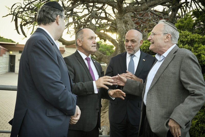Besuch des Grabes von Simon Wiesenthal am Friedhof Herzliya..Von links: Präsident der Israelitischen Kultusgemeinde Oskar Deutsch, Nationalratspräsident Wolfgang Sobotka (ÖVP), Nationalratsabgeordneter Martin Engelberg (ÖVP), Leiter des Simon Wiesenthal Centers Jerusalem Efraim Zuroff