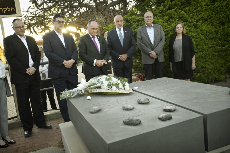 Besuch des Grabes von Simon Wiesenthal am Friedhof Herzliya..Von links: Enkel Simon Wiesenthals Joeri Kreisberg, Präsident der Israelitischen Kultusgemeinde Oskar Deutsch, Nationalratspräsident Wolfgang Sobotka (ÖVP), Nationalratsabgeordneter Martin Engelberg (ÖVP), Leiter des Simon Wiesenthal Centers Jerusalem Efraim Zuroff und Gattin