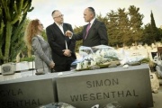 Besuch des Grabes von Simon Wiesenthal am Friedhof Herzliya..Von links: Enkel Simon Wiesenthals Joeri Kreisberg, Nationalratspräsident Wolfgang Sobotka (ÖVP)