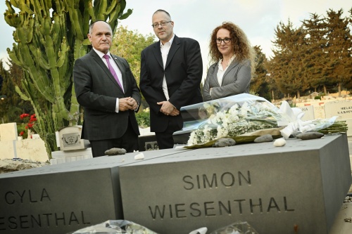 Besuch des Grabes von Simon Wiesenthal am Friedhof Herzliya..Von links: Nationalratspräsident Wolfgang Sobotka (ÖVP), Enkel Simon Wiesenthals Joeri Kreisberg