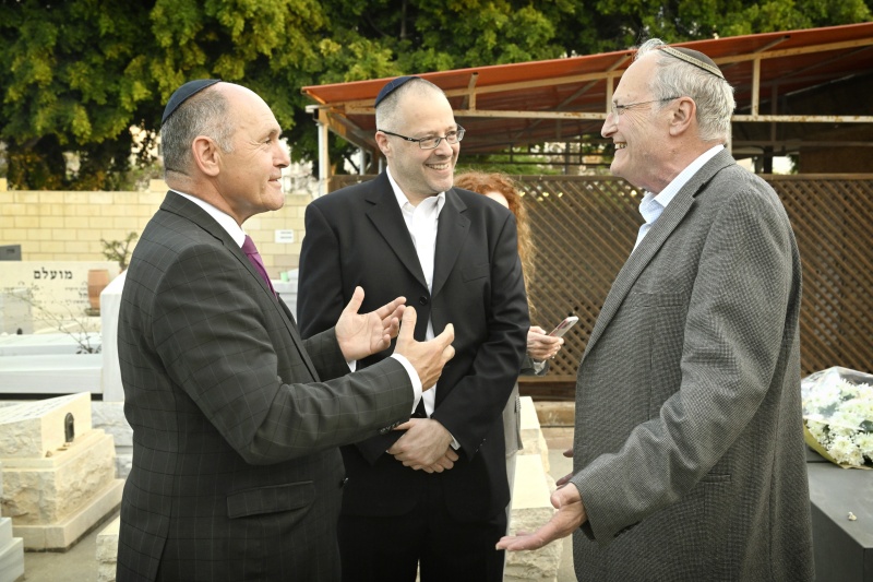 Besuch des Grabes von Simon Wiesenthal am Friedhof Herzliya..Von links: Nationalratspräsident Wolfgang Sobotka (ÖVP), Enkel Simon Wiesenthals Joeri Kreisberg, Leiter des Simon Wiesenthal Centers Jerusalem Efraim Zuroff