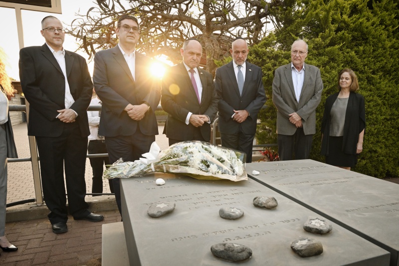 Besuch des Grabes von Simon Wiesenthal am Friedhof Herzliya..Von links: Enkel Simon Wiesenthals Joeri Kreisberg, Präsident der Israelitischen Kultusgemeinde Oskar Deutsch, Nationalratspräsident Wolfgang Sobotka (ÖVP), Nationalratsabgeordneter Martin Engelberg (ÖVP), Leiter des Simon Wiesenthal Centers Jerusalem Efraim Zuroff und Gattin