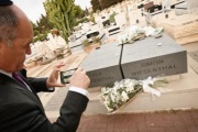 Besuch des Grabes von Simon Wiesenthal am Friedhof Herzliya