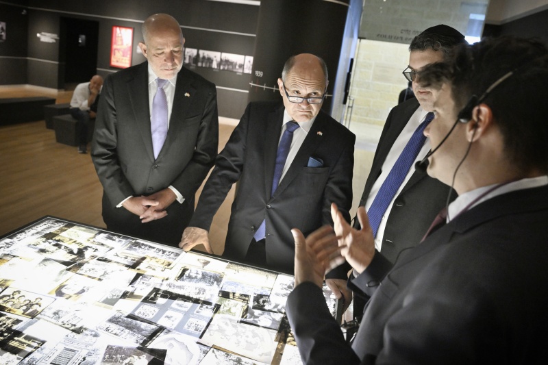 Besuch der internationalen Holocaust Gedenkstätte Yad Vashem. Von links: Nationalratsabgeordneter Martin Engelberg (ÖVP) und Nationalratspräsident Wolfgang Sobotka (ÖVP) während der Führung