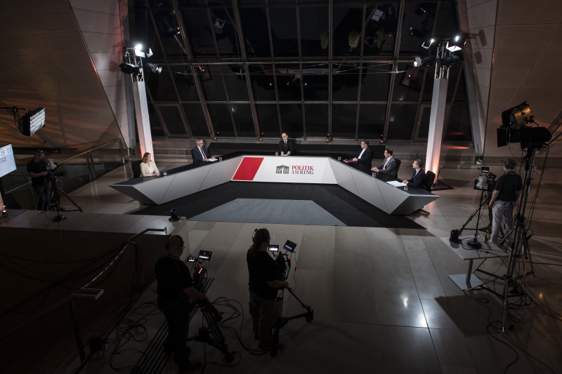 Am Podium von links: Nationalratsabgeordnete Dagmar Belakowitsch (FPÖ), Nationalratsabgeordneter Alois Stöger (SPÖ), Moderator Gerald Groß, Nationalratsabgeordneter Markus Koza (GRÜNE), Nationalratsabgeordneter Gerald Loacker (NEOS), Nationalratsabgeordneter Peter Weidinger (ÖVP)