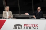 Am Podium von links: Diakonie/Die Armutskonferenz Martin Schenk, Moderator Gerald Groß