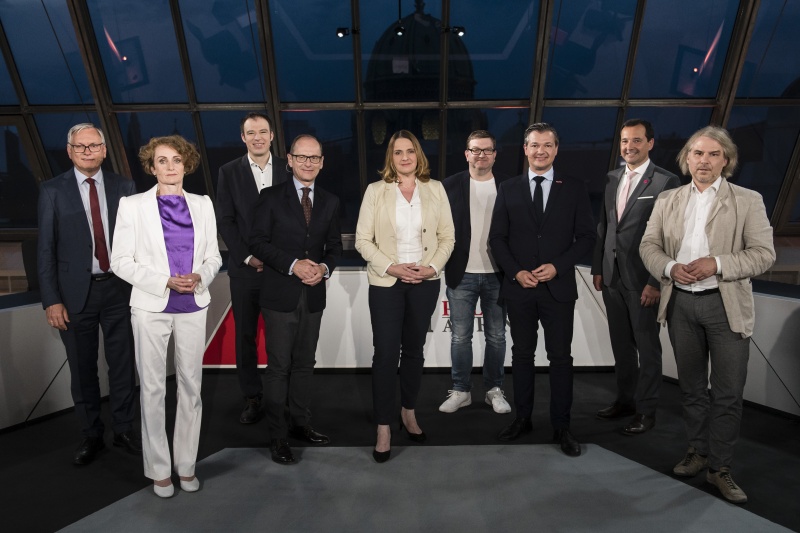 Von links: Nationalratsabgeordneter Alois Stöger (SPÖ), WIFO Christine Mayrhuber, Moderator Gerald Groß, Nationalratsabgeordnete Dagmar Belakowitsch (FPÖ), Nationalratsabgeordneter Markus Koza (GRÜNE), Nationalratsabgeordneter Peter Weidinger (ÖVP), Nationalratsabgeordneter Gerald Loacker (NEOS), Experte Diakonie/Die Armutskonferenz Martin Schenk