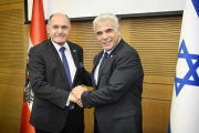 Treffen mit Alternierendem Premierminister und Außenminister Yair Lapid.Von links: Nationalratspräsident Wolfgang Sobotka (ÖVP), Außenminister Yair Lapid