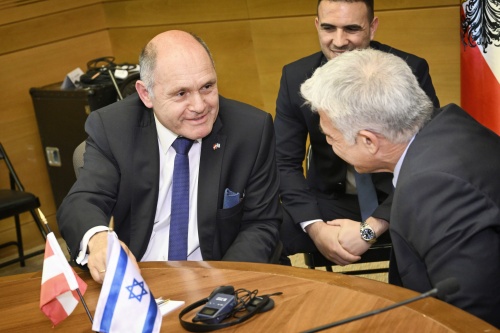 Treffen mit Alternierendem Premierminister und Außenminister Yair Lapid.Von links: Nationalratspräsident Wolfgang Sobotka (ÖVP), Außenminister Yair Lapid