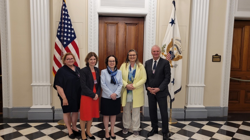 Treffen im Executive Office BuildingTreffen im Executive Office Building. Gruppenfoto. Von links: Bundesrätin Korinna Schumann (SPÖ), Bundesrätin Andrea Eder-Gitschthaler, Bunderratspräsidentin Christine Schwarz Fuchs (ÖVP), Bundesrätin Claudia Hauschildt-Buschberger (Grüne),Bundesratsvizepräsident Günther Novak (SPÖ)