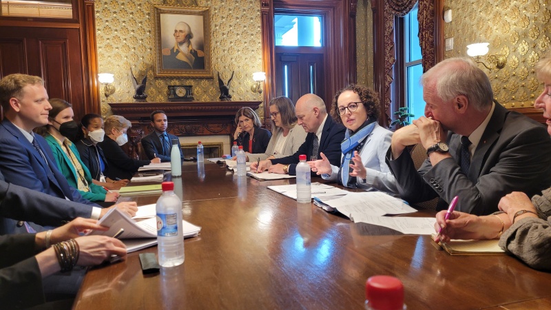 Treffen im Executive Office BuildingTreffen im Executive Office Building. Aussprache. Rechte Tischhälfte: Österreichische Delegation unter der Leitung von Bundesratspräsidentin Christine Schwarz-Fuchs (ÖVP). Linke Tischhälfte: Delegation der USA