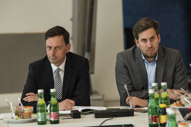 Links: Nationalratsabgeordneter Ernst Gödl (ÖVP), Veranstaltungsteilnehmer