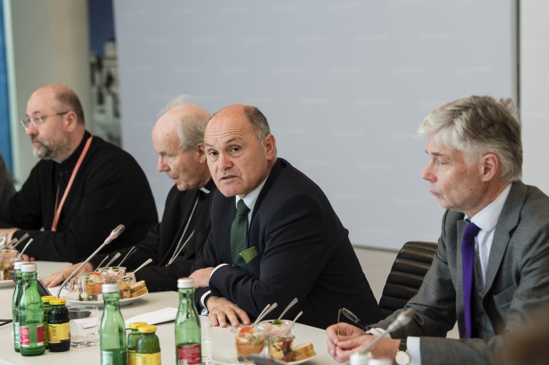 Am Podium von links: Erzpriester Inž.-ėkon. Lic. Yuriy Kolasa, Kardinal Christoph Schönborn, Nationalratspräsident Wolfgang Sobotka (ÖVP), Parlamentsdirektor Harald Dossi