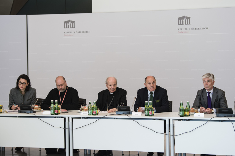 Am Podium von links: Nationalratsabgeordnete Gudrun Kugler (ÖVP), Erzpriester Inž.-ėkon. Lic. Yuriy Kolasa, Kardinal Christoph Schönborn, Nationalratspräsident Wolfgang Sobotka (ÖVP), Parlamentsdirektor Harald Dossi