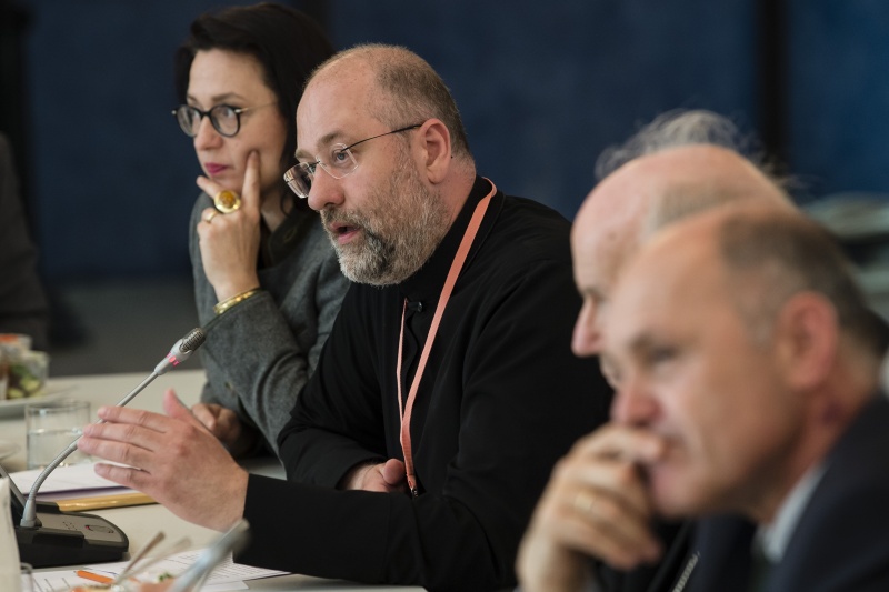 Am Podium von links: Nationalratsabgeordnete Gudrun Kugler (ÖVP), Erzpriester Inž.-ėkon. Lic. Yuriy Kolasa