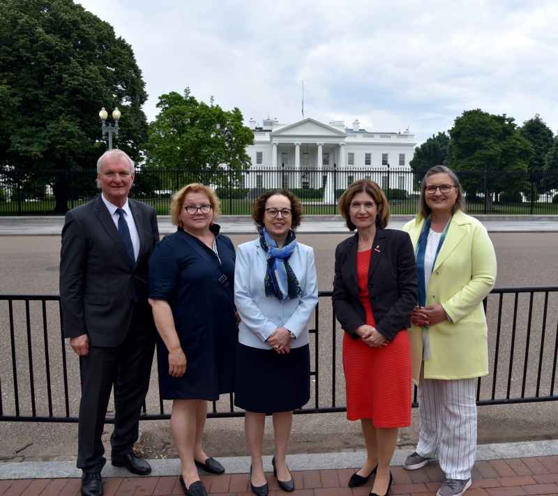 Vor dem Weissen Haus in Washington. Von links: Bundesratsvizepräsident Günther Novak (SPÖ), Bundesrätin Korinna Schumann, Bundesratspräsidentin Christine Schwarz-Fuchs (ÖVP), Bundesrätin Andrea Eder-Gitschthaler (ÖVP), Bundesrätin Claudia Hauschildt-Buschberger (GRÜNE)