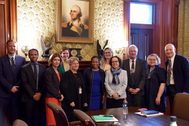 Treffen im Executive Office BuildingTreffen im Executive Office Building. Gruppenfoto mit allen Teilnehmer:Innen