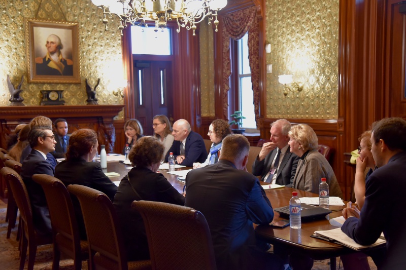 Treffen im Executive Office BuildingTreffen im Executive Office Building. Aussprache. Rechte Tischhälfte: Österreichische Delegation unter der Leitung von Bundesratspräsidentin Christine Schwarz-Fuchs (ÖVP). Linke Tischhälfte: Delegation der USA
