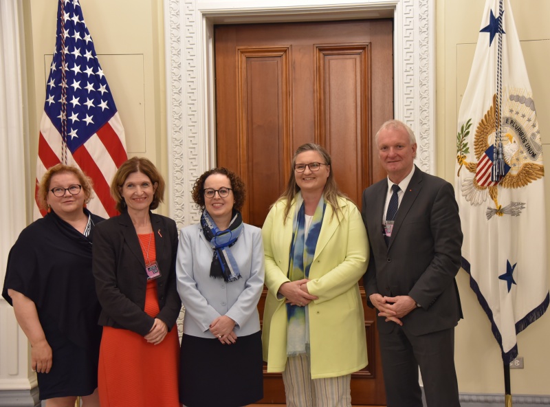 Treffen im Executive Office BuildingTreffen im Executive Office Building. Gruppenfoto. Von links: Bundesrätin Korinna Schumann (SPÖ), Bundesrätin Andrea Eder-Gitschthaler, Bunderratspräsidentin Christine Schwarz Fuchs (ÖVP), Bundesrätin Claudia Hauschildt-Buschberger (Grüne),Bundesratsvizepräsident Günther Novak (SPÖ)