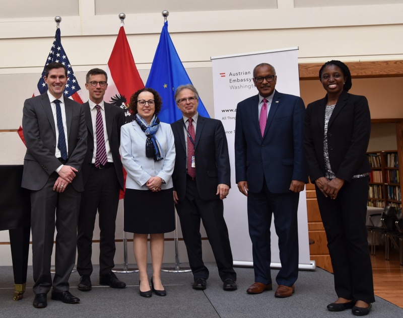 Expertengespräch mit Vertretern des National Institute of Health. Bundesratspräsidentin Christine Schwarz-Fuchs (ÖVP) mit Veranstaltungsteilnehmer:innen