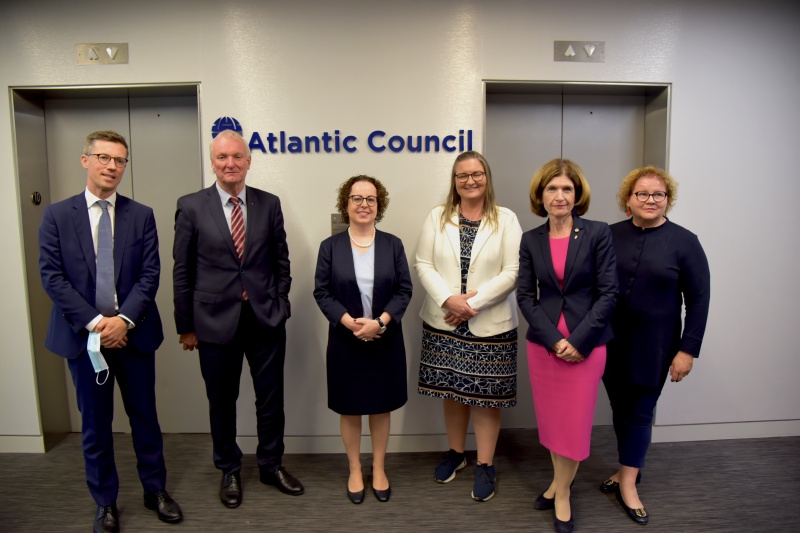 Think Tank Round Table - Atlantic Council. Gruppenfoto. Von rechts: Bundesrätin Korinna Schumann (SPÖ),  Bundesrätin Andrea Eder-Gitschthaler (ÖVP), Bundesrätin Claudia Hauschildt-Buschberger (GRÜNE), Bundesratspräsidentin Christine Schwarz-Fuchs (ÖVP), Bundesratsvizepräsident Günther Novak (SPÖ), Veranstaltungsteilnehmer