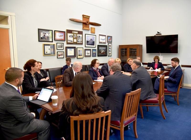 Arbeitsgespräch mit Senator John Boozman. Linke Tischhälfte: Österreichisches Delegation unter der Leitung von Bundesratspräsidentin Christine Schwarz-Fuchs (ÖVP) (6. von links). Rechte Tischhälfte: Amerkianische Delegation unter der Leitung von Senator John Boozman (2. von rechts).