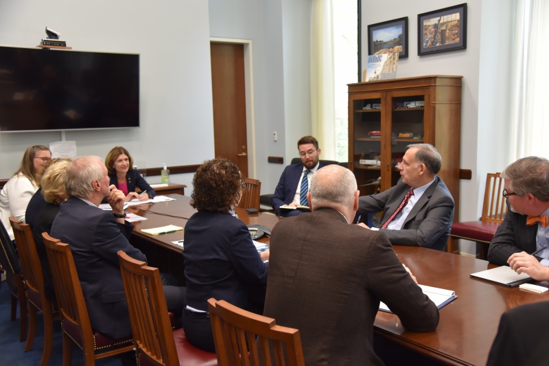 Arbeitsgespräch mit Senator John Boozman. Linke Tischhälfte: Österreichisches Delegation unter der Leitung von Bundesratspräsidentin Christine Schwarz-Fuchs (ÖVP). Rechte Tischhälfte: Amerkianische Delegation unter der Leitung von Senator John Boozman.