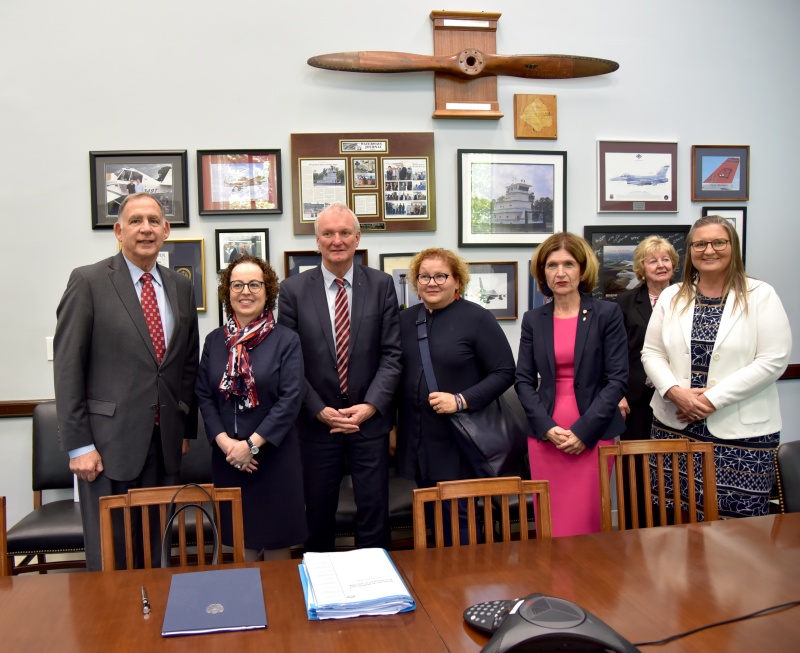 Arbeitsgespräch mit Senator John Boozman. Gruppenfoto: Von links: Senator John Boozman, Bundesratspräsidentin Christine Schwarz-Fuchs (ÖVP), Bundesratsvizepräsident Günther Novak (SPÖ), Bundesrätin Korinna Schumann (SPÖ), Bundesrätin Andrea Eder-Gitschthaler (ÖVP), Veranstaltungsteilnehmerin, Bundesrätin Claudia Hauschildt-Buschberger (GRÜNE)