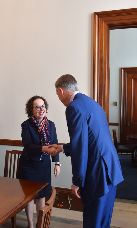 Von rechts: Senator John Hickenlooper begrüßt Bundesratspräsidentin Christine Schwarz-Fuchs (ÖVP)