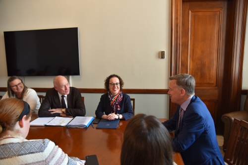 Arbeitsgespräch mit Senator John Hickenlooper (rechts) und Bundesratspräsidentin Christine Schwarz-Fuchs (ÖVP) (2. von rechts)