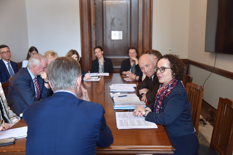 Arbeitsgespräch mit Senator John Hickenlooper. Blick Richtung Veranstaltungsteilnehmer:innen