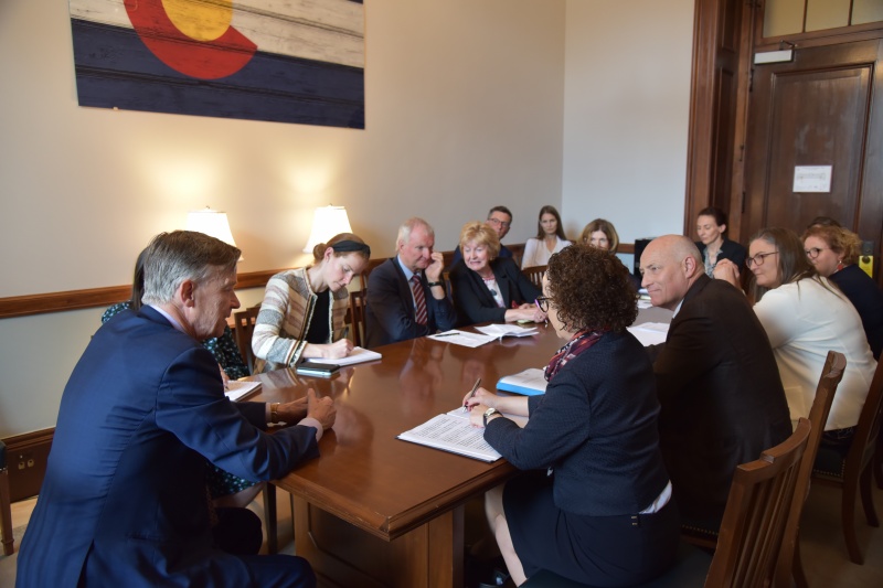 Arbeitsgespräch mit Senator John Hickenlooper. Blick Richtung Veranstaltungsteilnehmer:innen