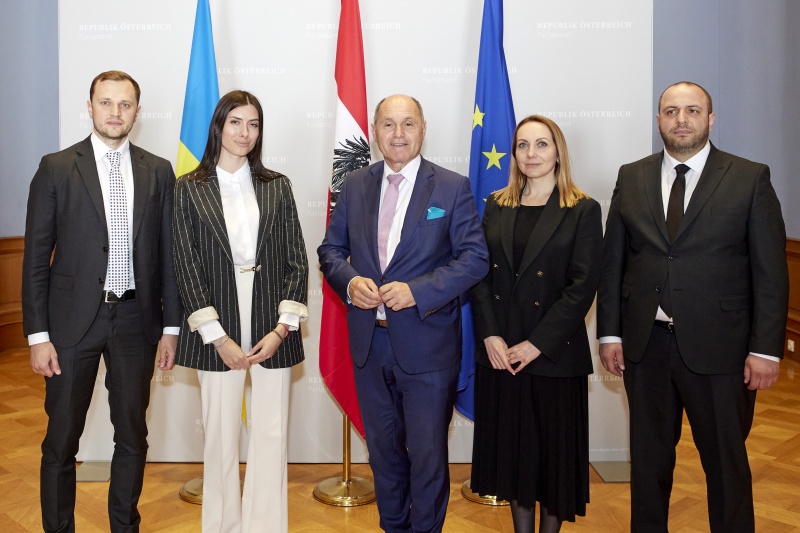 Fahnenfoto. 2. von links unkrainische Abgeordnete Mariia Mezentseva, 3. von links Nationalratspräsident Wolfgang Sobotka (ÖVP)