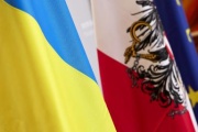 Fahnen von links: Ukraine, Österreich, EU Fahne