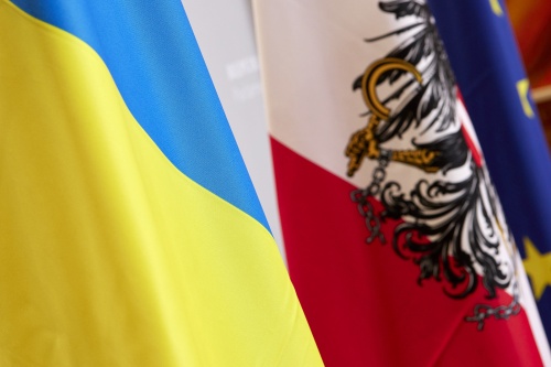 Fahnen von links: Ukraine, Österreich, EU Fahne