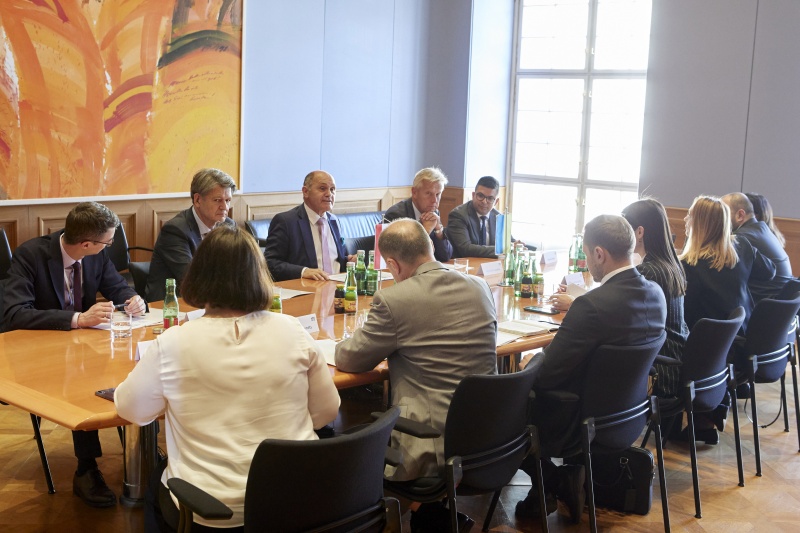 Aussprache. Linke Tischhälfte: Nationalratspräsident Wolfgang Sobotka (ÖVP) (3.von links), rechte Tischhälfte: Ukrainische Delegation unter Vorsitz von Mariia Mezentseva - MP of Ukraine, Chairperson of Ukrainian Delegation to the PACE (4. von rechts)