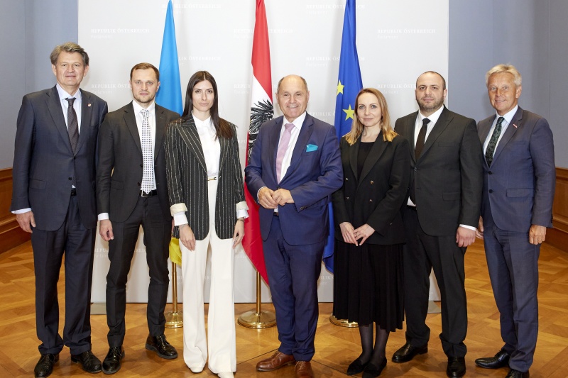 Fahnenfoto. 1. von links Nationalratsabgeordneter Helmut Brandstätter (NEOS), 3. von links Ukrainische Abgeordnete Mariia Mezentseva, 4. von links Nationalratspräsident Wolfgang Sobotka (ÖVP), 7. von links Nationalratsabgeordneter Reinhold Lopatka (ÖVP)