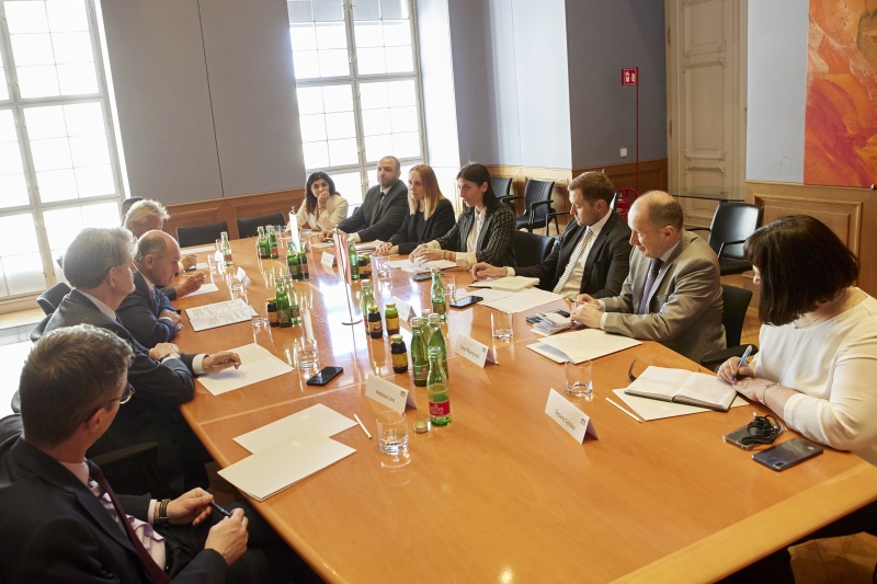 Aussprache. Linke Tischhälfte: Nationalratspräsident Wolfgang Sobotka (ÖVP) (3.von links), rechte Tischhälfte: Ukrainische Delegation unter Vorsitz von Mariia Mezentseva - MP of Ukraine, Chairperson of Ukrainian Delegation to the PACE (4. von rechts)
