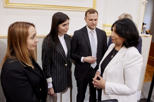 Besuch der 156. Nationalratssitzung. Ukrainische Abgeordnete Mariia Mezentseva (2. von links) im Gespräch mit Natoinalratsabgeordneter Selma Yildirim (SPÖ) (rechts)