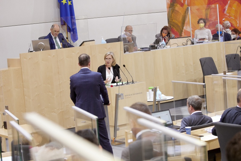 Fragestunde an Infrastrukturministerin Leonore Gewessler (GRÜNE), am Rednerpult Nationalratsabgeordneter Andreas Ottenschläger (ÖVP)